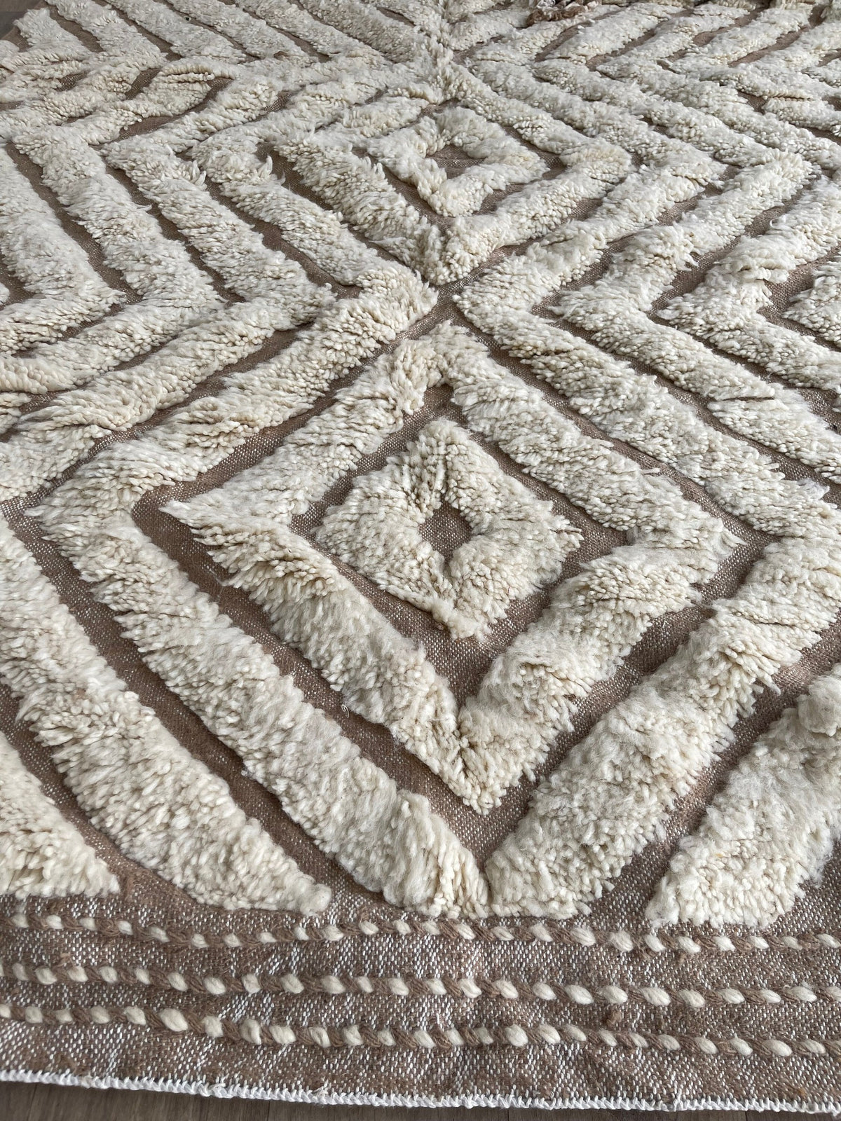 Gros plan sur un détail du tapis berbère Amtoudi, tracé irrégulier du motif fait main