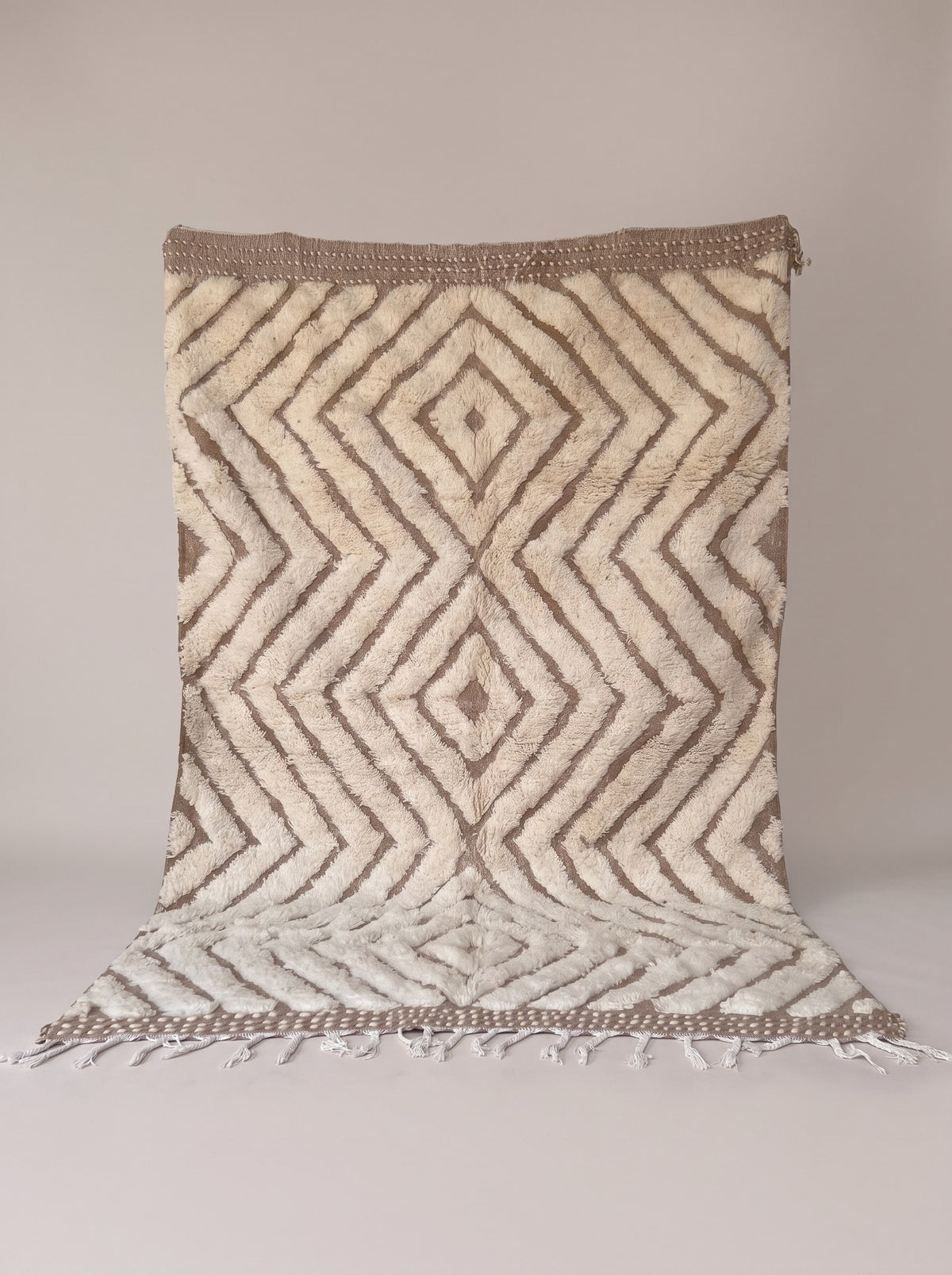 Tapis berbère à losanges blanc et beige Amtoudi suspendu, pièce unique nouée main au Maroc