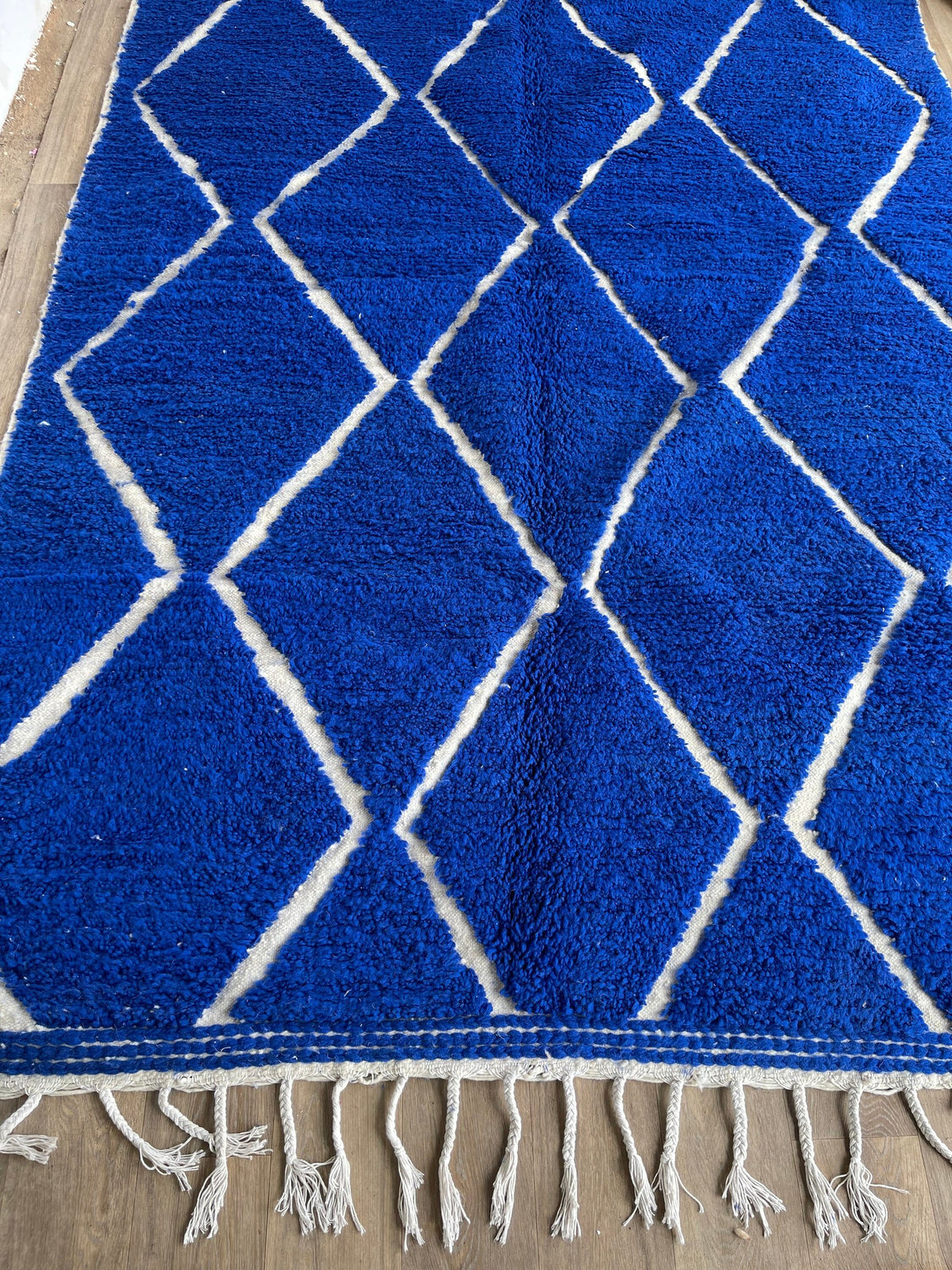 Gros plan sur un détail du tapis berbère Asigna, nuances de la laine et du motif de près