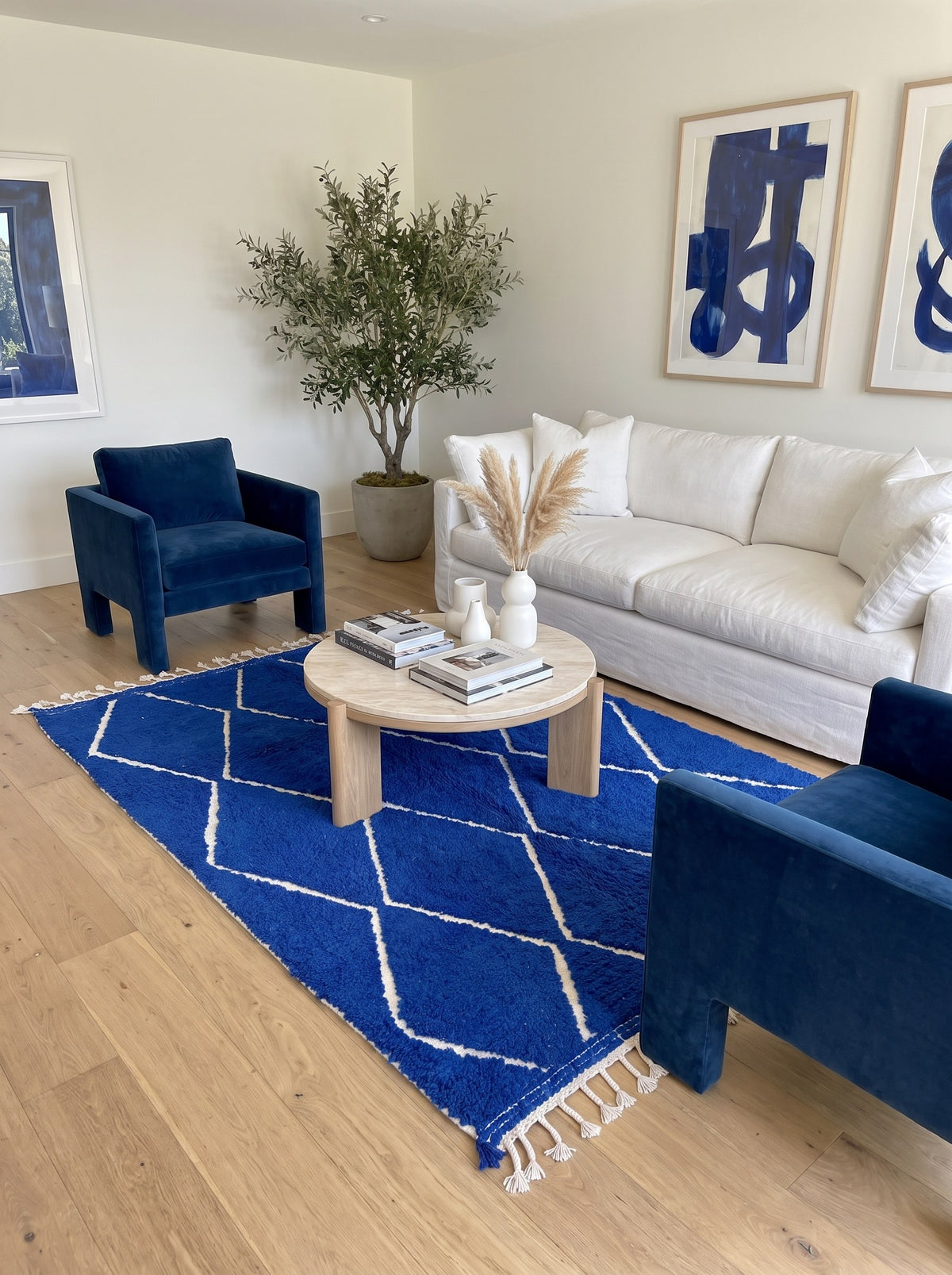 Tapis berbère à losanges bleu roi Asigna dans un salon, noué main au Maroc