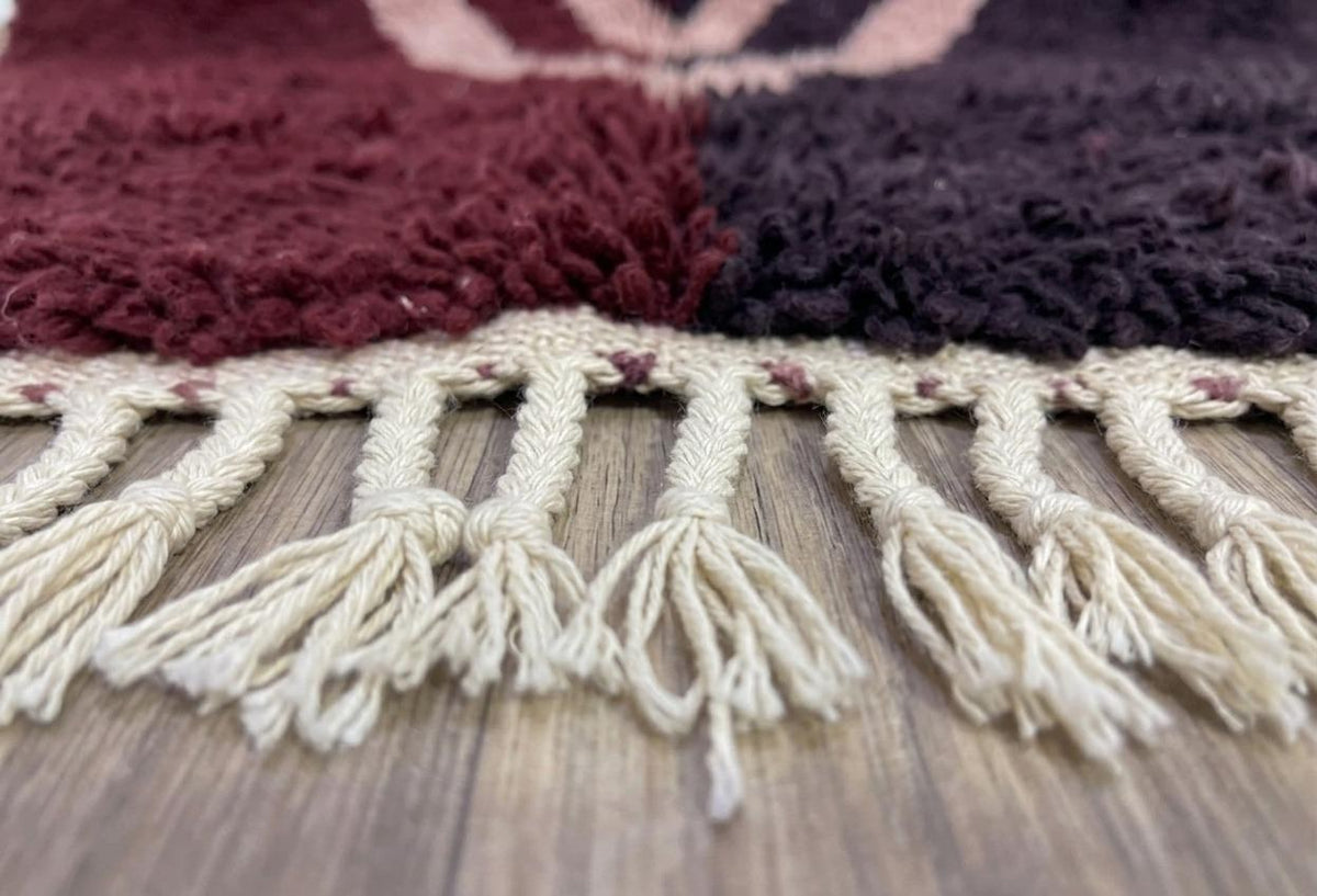 Gros plan sur les franges du tapis berbère Ulawen, écrues nouées en bas seulement, nouées à la main
