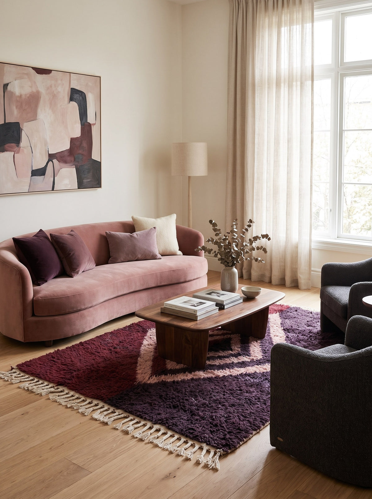 Tapis berbère à losanges bordeaux et rose Ulawen dans un salon, noué main au Maroc