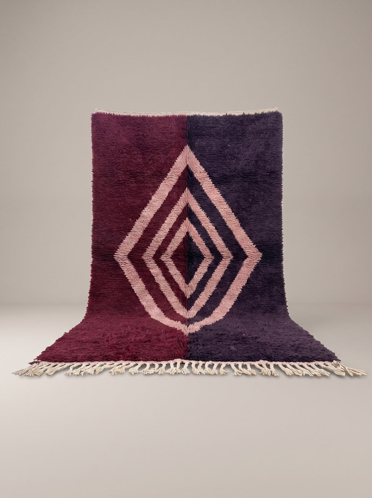 Tapis berbère à losanges bordeaux et rose Ulawen suspendu, pièce unique nouée main au Maroc