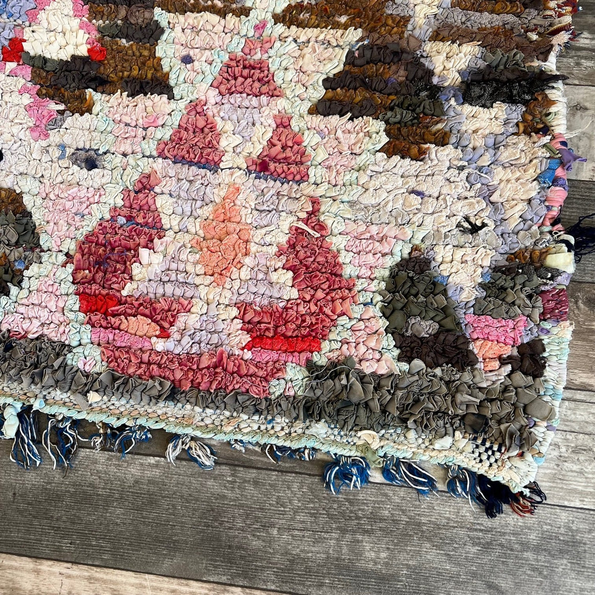 Gros plan sur le coin relevé du tapis berbère Aberkan, épaisseur du poil moyen et dos tissé à la main