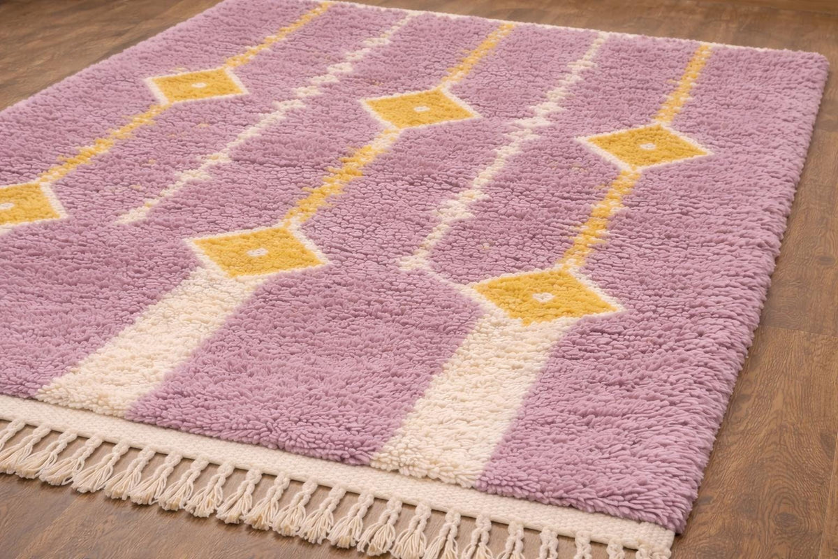 Gros plan sur les franges du tapis berbère Mecissi, écrues nouées en bas seulement, nouées à la main