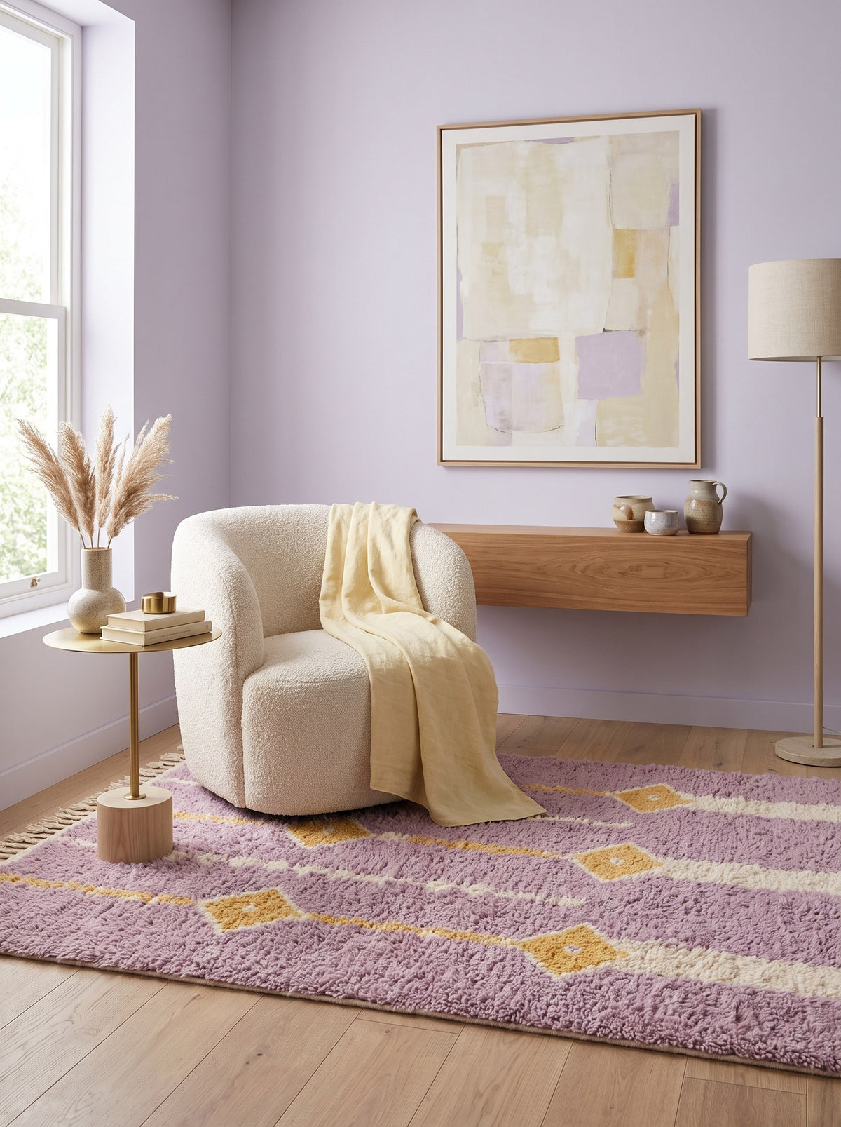 Tapis berbère à losanges mauve Mecissi dans un coin lecture, noué main au Maroc