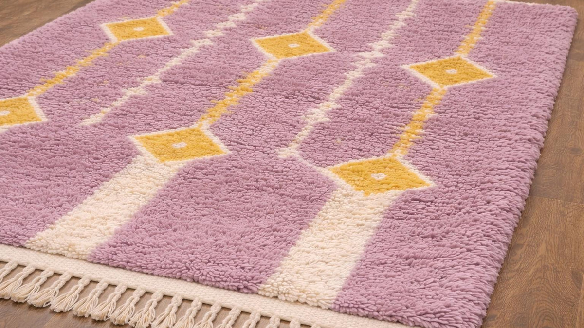 Gros plan sur la laine du tapis berbère Mecissi, poil mauve noué à la main