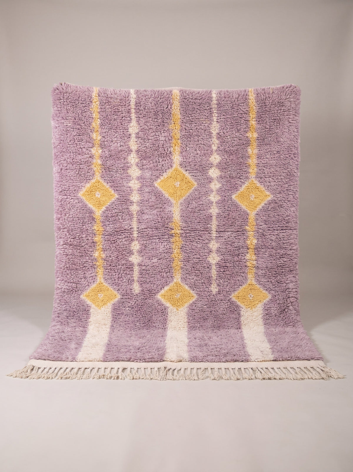 Tapis berbère à losanges mauve Mecissi suspendu, pièce unique nouée main au Maroc