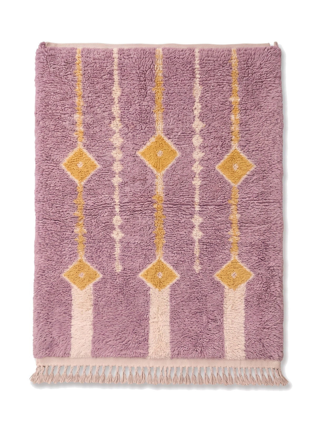 Tapis berbère à losanges mauve Mecissi vu à plat, fond mauve poudré, trois colonnes jaunes portant chacune deux losanges