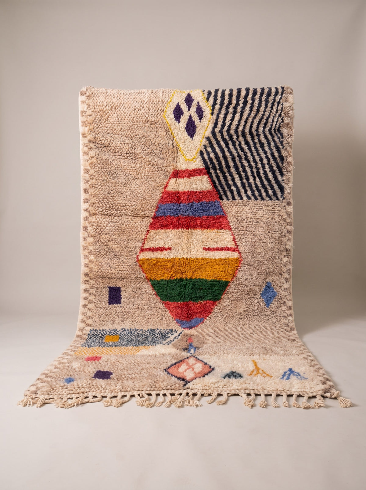 Tapis berbère à motifs beige sable Ahaggar suspendu, pièce unique nouée main au Maroc