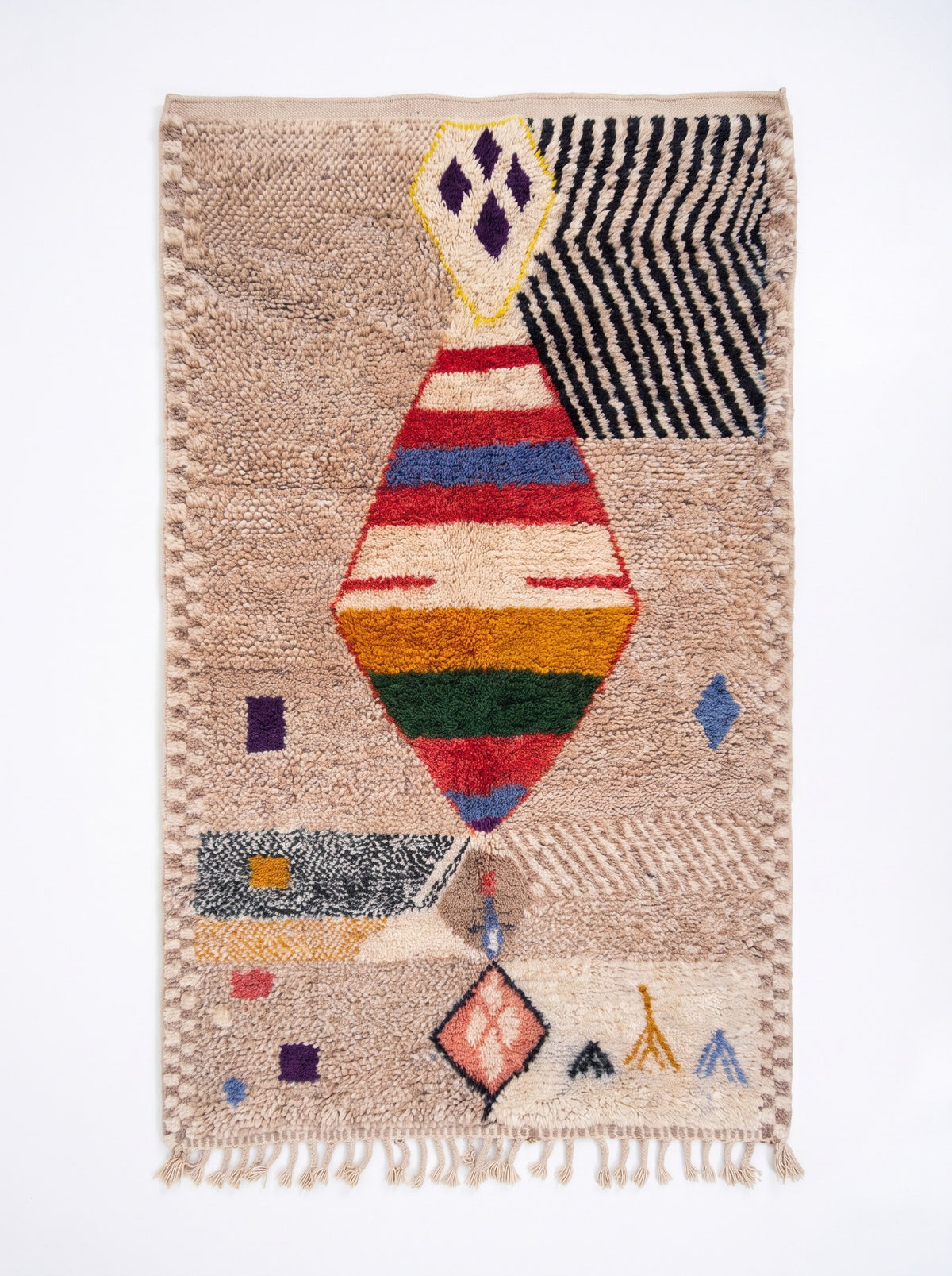 Tapis berbère à motifs beige sable Ahaggar vu à plat, fond beige, bords en damier, en haut losange écru
