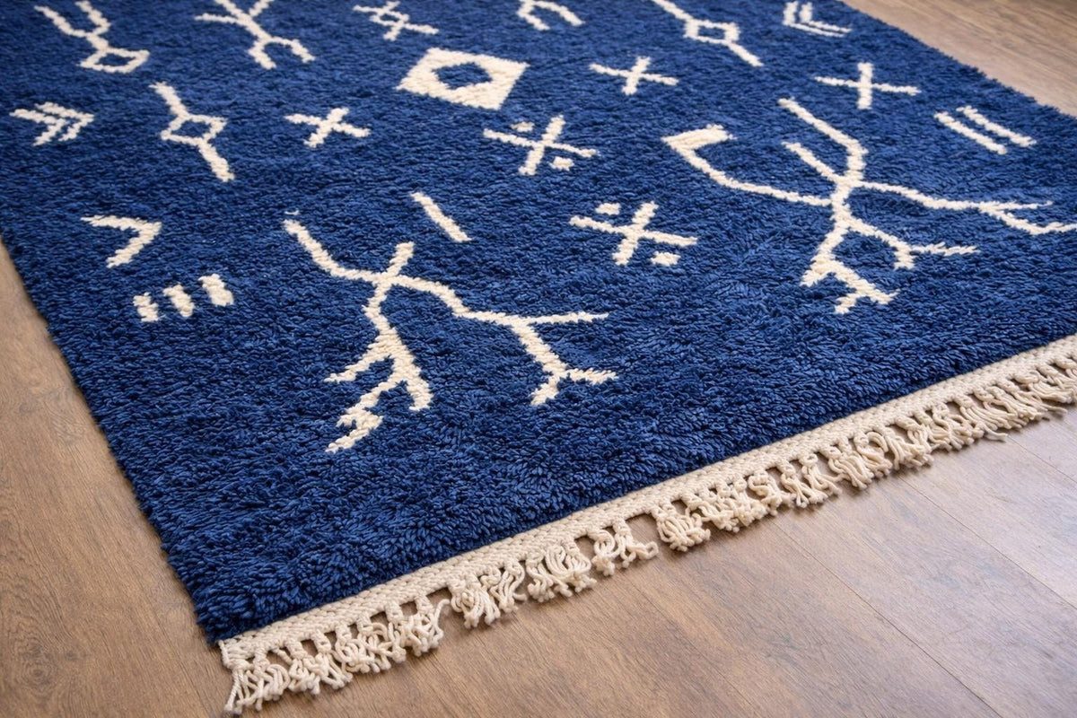 Gros plan sur les franges du tapis berbère Ansegmir, écrues en bas seulement, nouées à la main