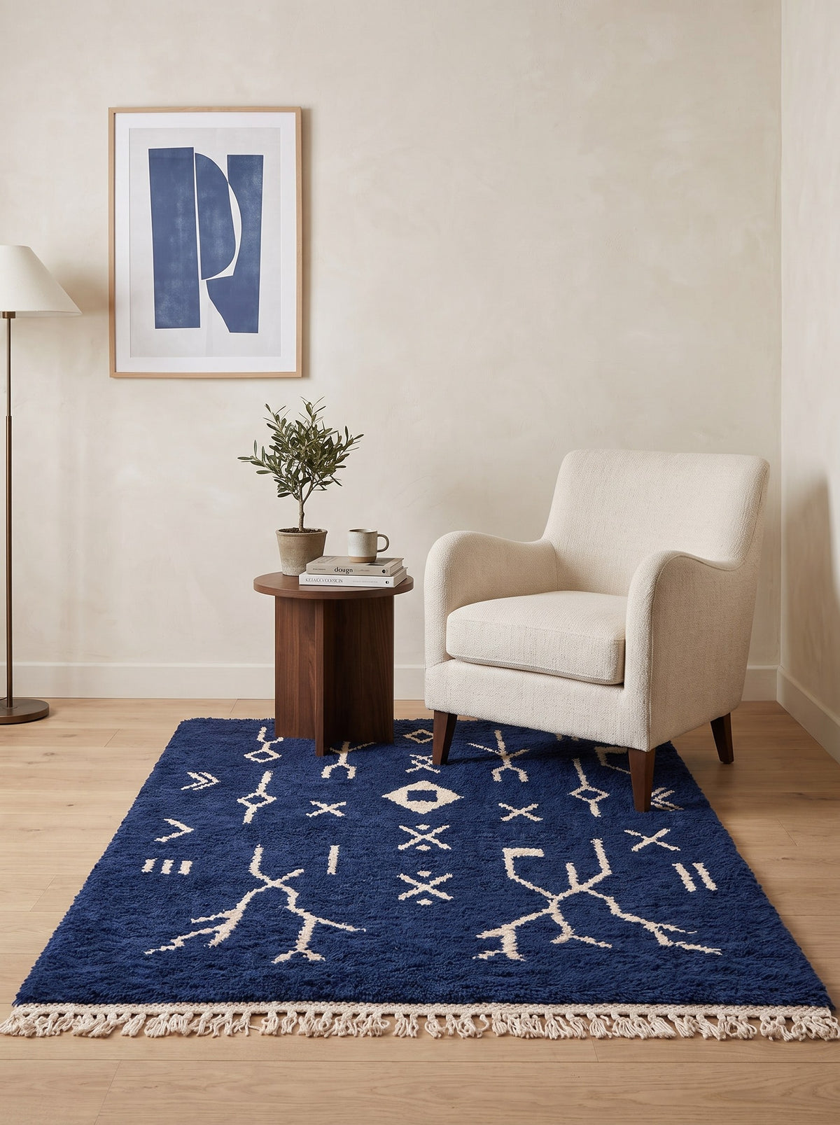 Tapis berbère à motifs bleu marine Ansegmir dans un coin lecture, noué main au Maroc