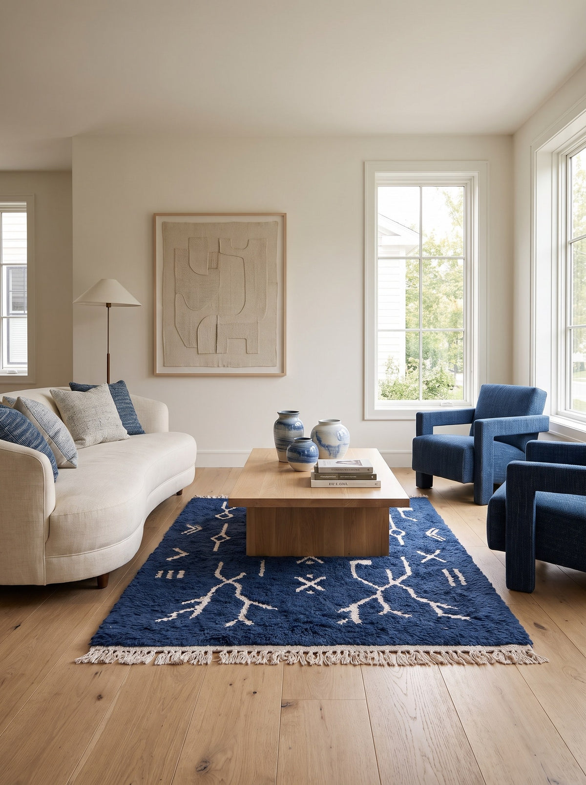 Tapis berbère à motifs bleu marine Ansegmir dans un salon, noué main au Maroc