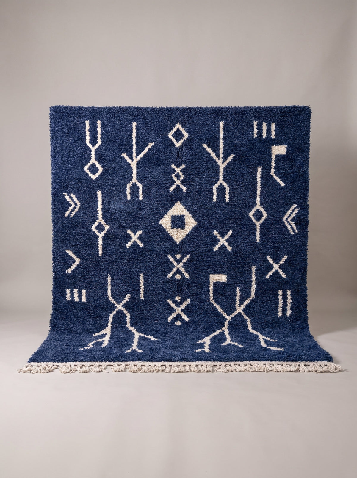 Tapis berbère à motifs bleu marine Ansegmir suspendu, pièce unique nouée main au Maroc