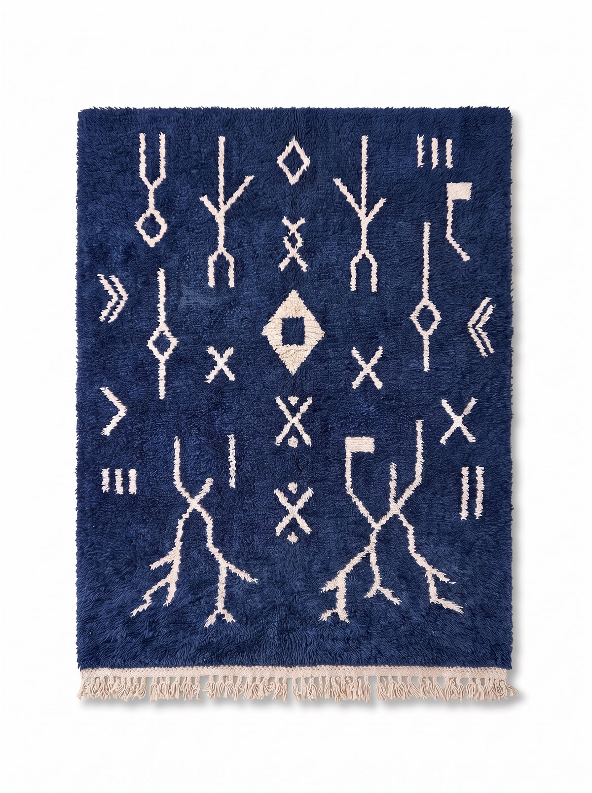 Tapis berbère à motifs bleu marine Ansegmir vu à plat, fond bleu marine poil long, symboles écrus, losange plein