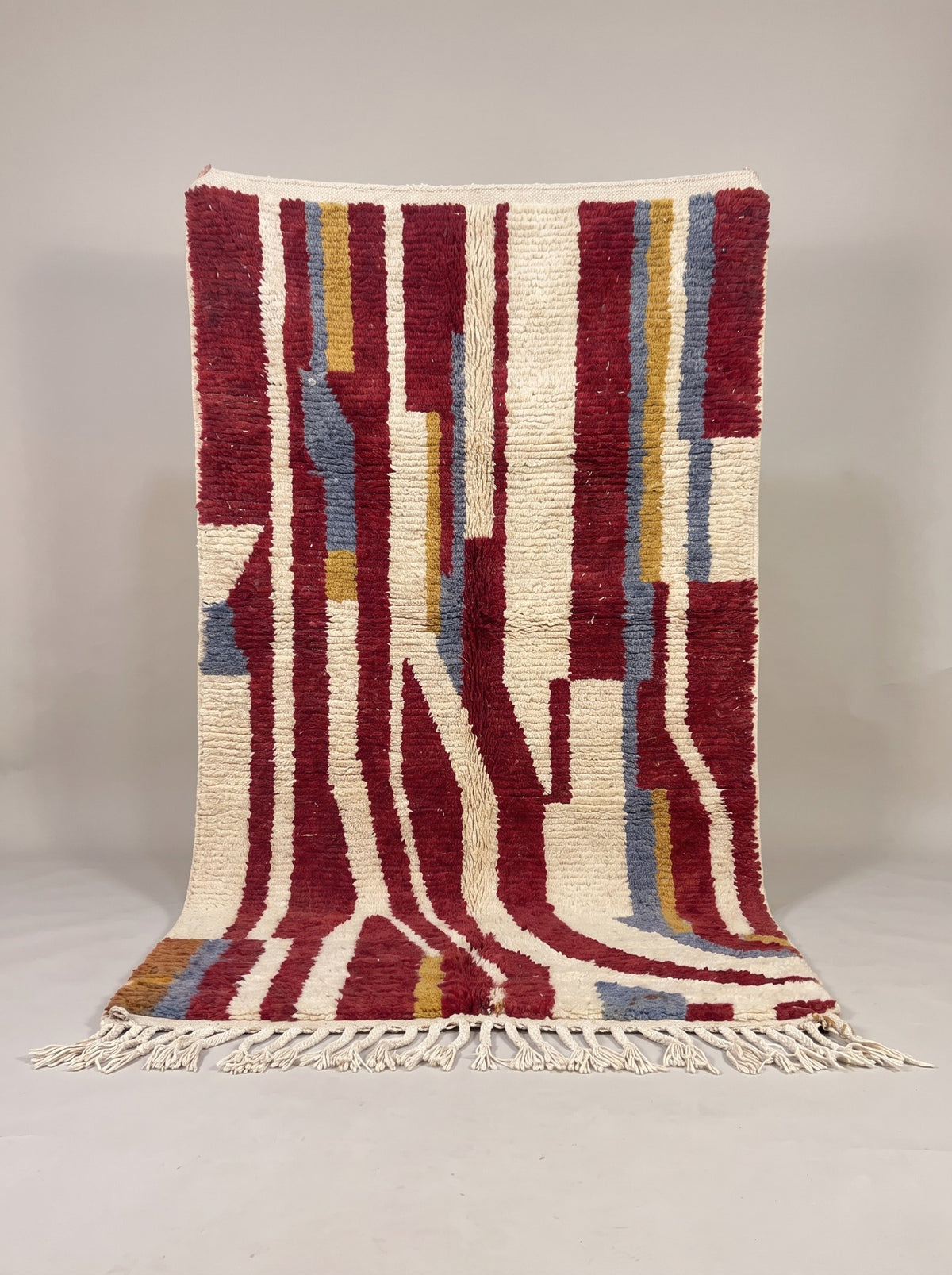Tapis berbère à motifs rouge et blanc Tarouan suspendu, pièce unique nouée main au Maroc