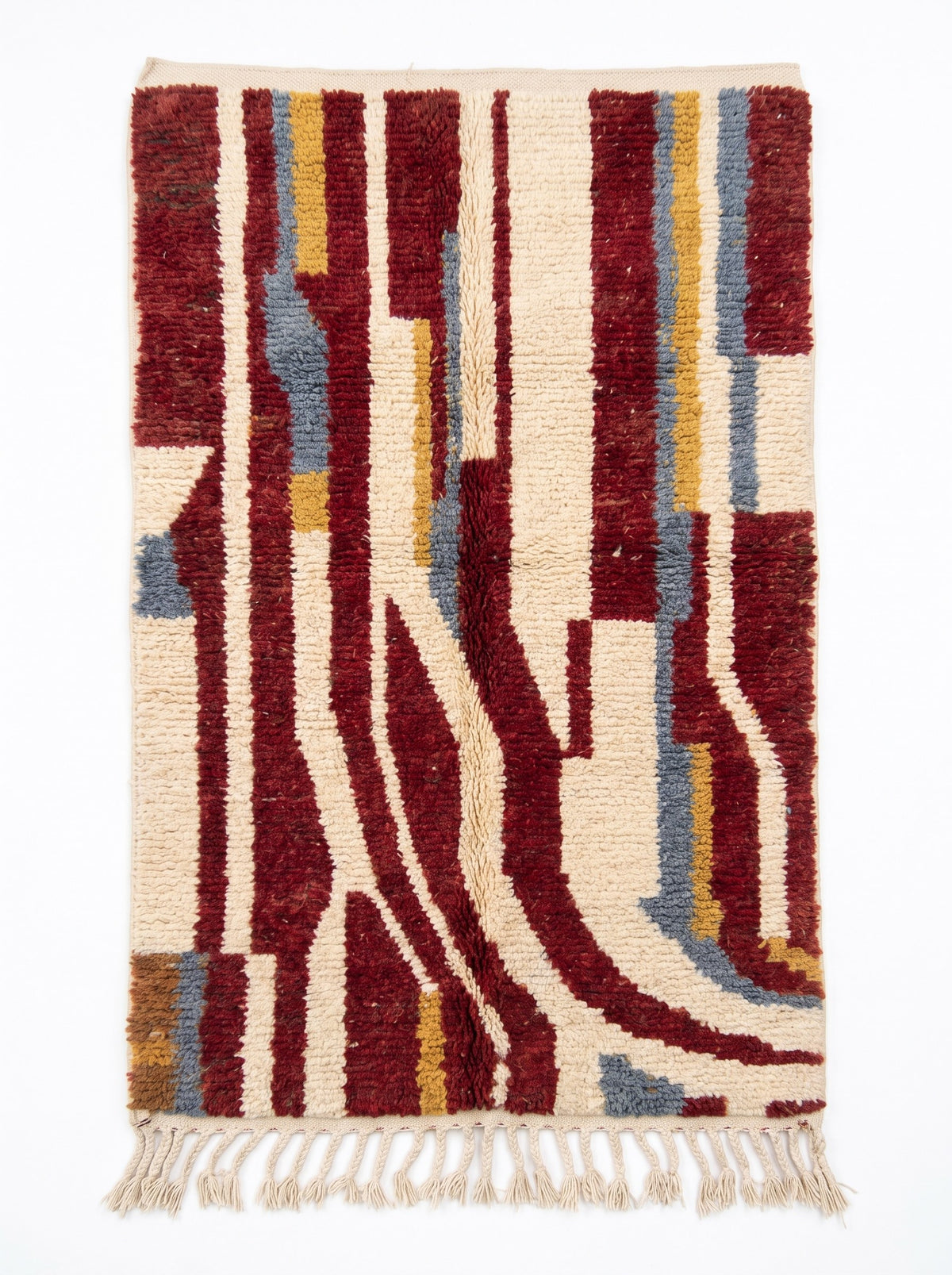 Tapis berbère à motifs rouge et blanc Tarouan vu à plat, champ à poil moyen, fond ivoire couvert d'une dizaine