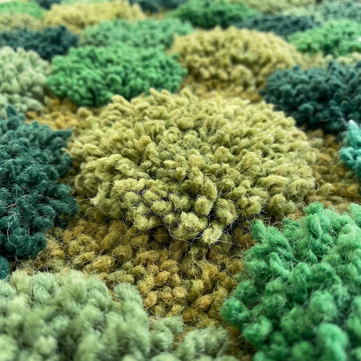 Gros plan sur un motif du tapis berbère Zinat, environ sept colonnes et douze rangs