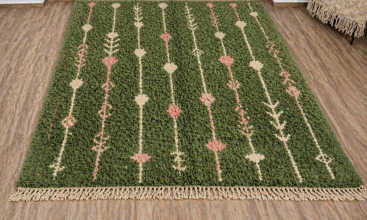 Tapis berbère à motifs vert olive Elmoura posé au sol vu de côté, noué main au Maroc