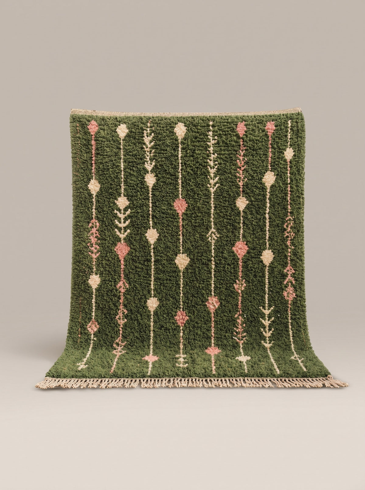 Tapis berbère à motifs vert olive Elmoura suspendu, pièce unique nouée main au Maroc