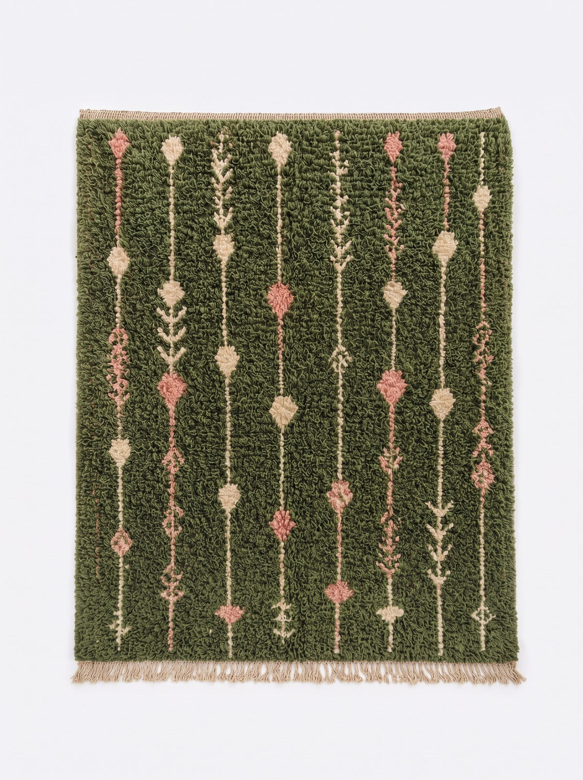 Tapis berbère à motifs vert olive Elmoura vu à plat, fond vert olive à poil long, franges écrues courtes en bas seulement