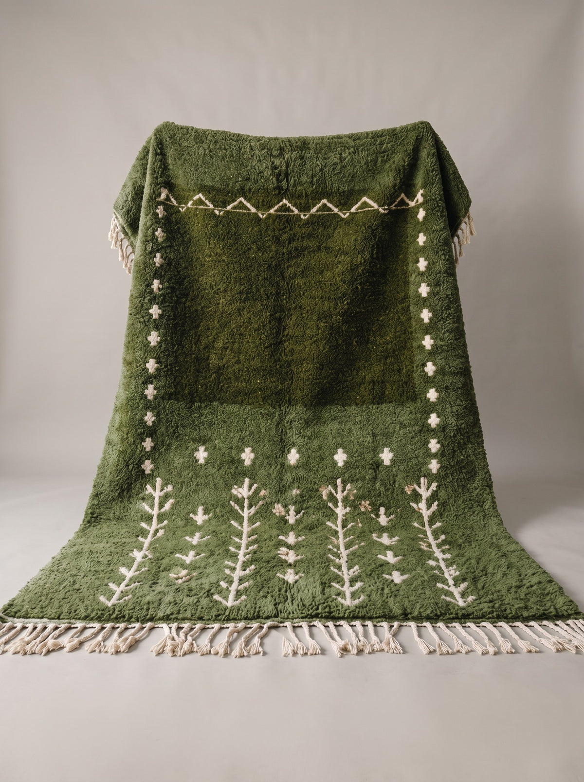 Tapis berbère à motifs vert olive Smimou suspendu, pièce unique nouée main au Maroc
