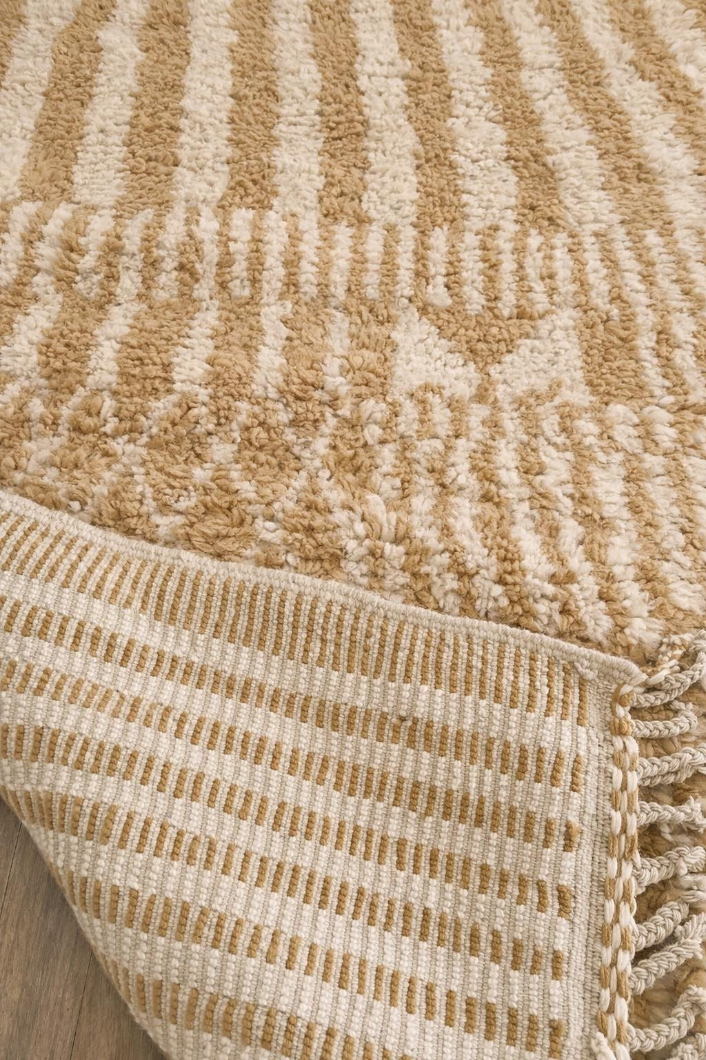 Gros plan sur l'envers du tapis berbère Tanezruft, nœuds visibles sur la chaîne de coton, sans dossier