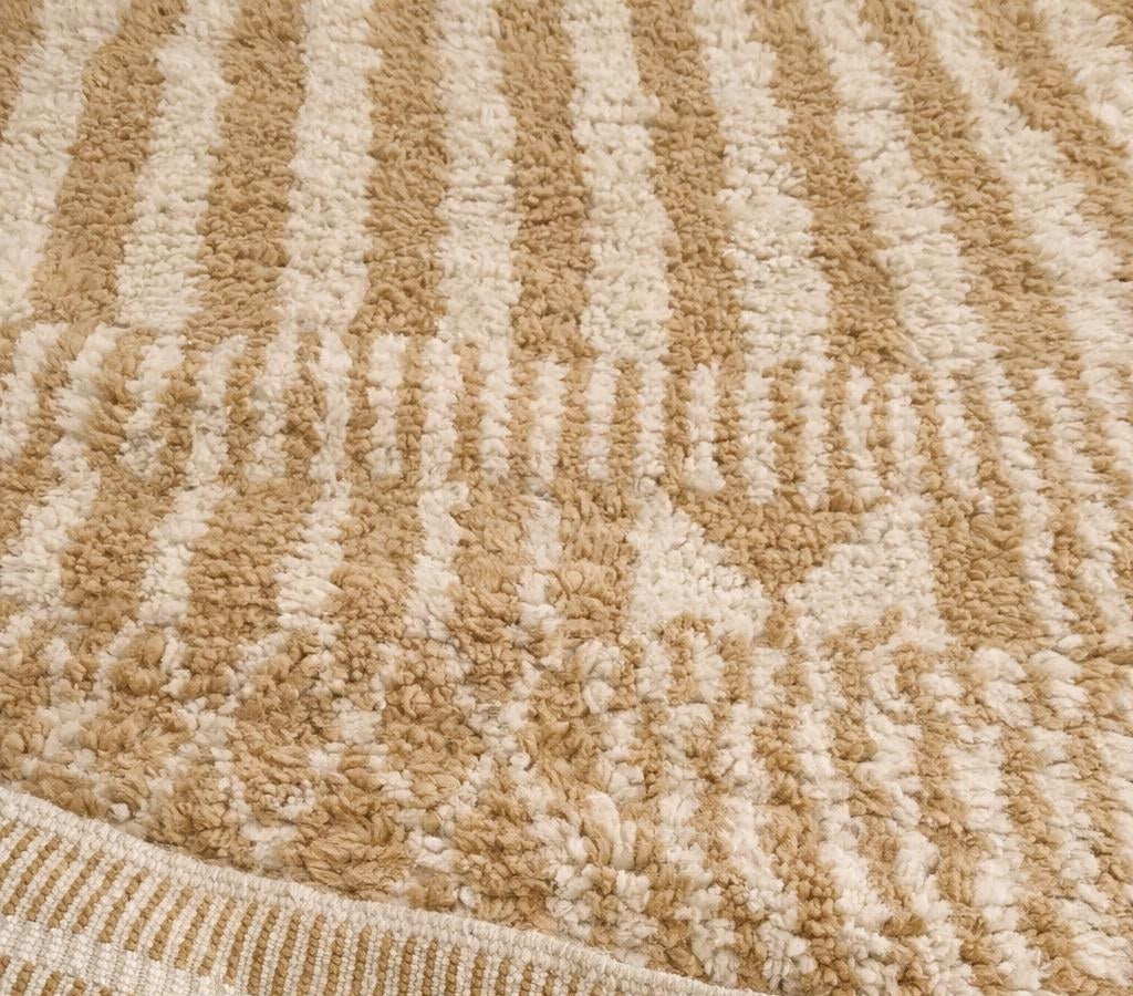 Gros plan sur la laine du tapis berbère Tanezruft, laine de mouton au poil moyen, beige