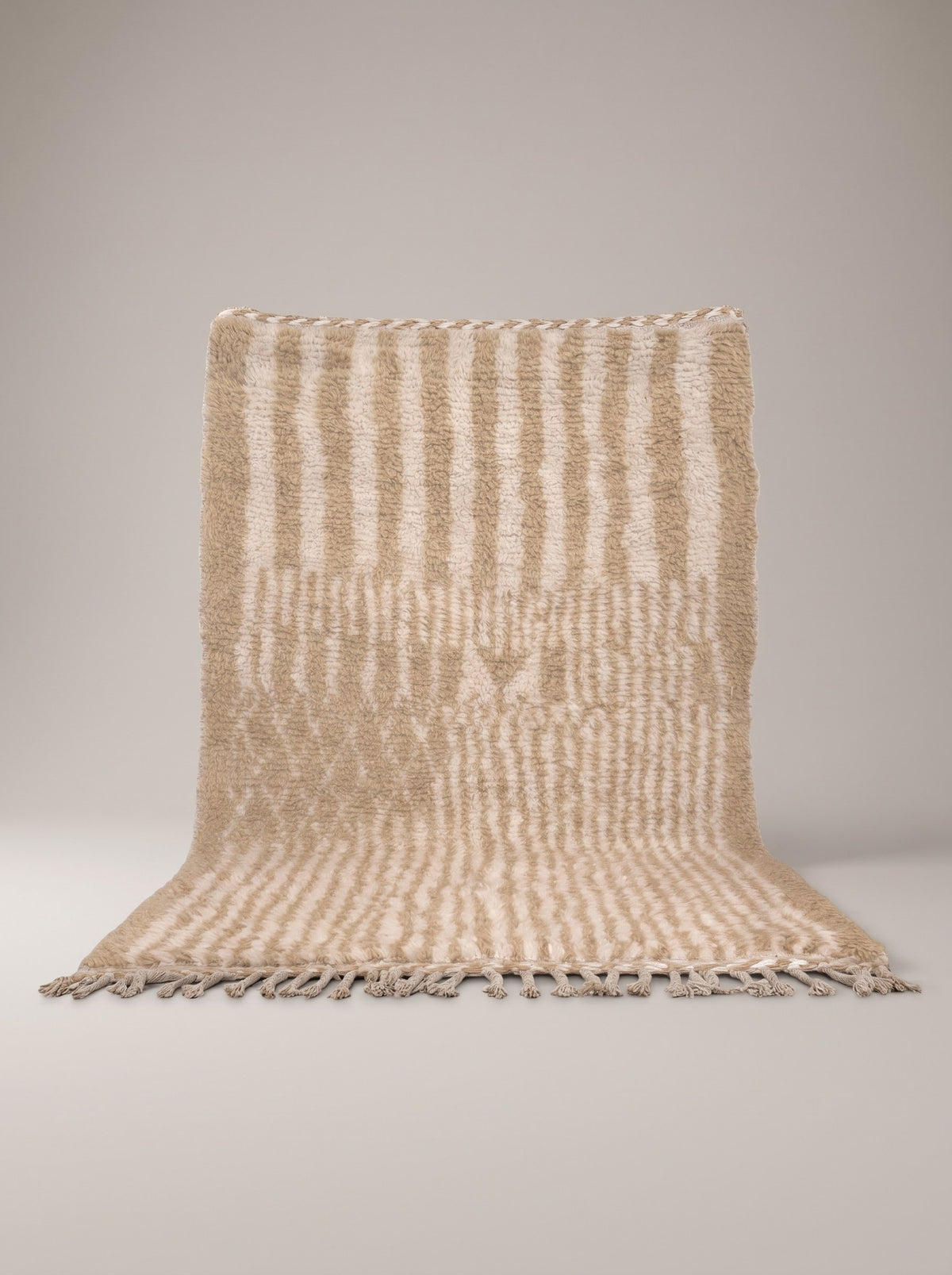 Tapis berbère à rayures beige Tanezruft suspendu, pièce unique nouée main au Maroc