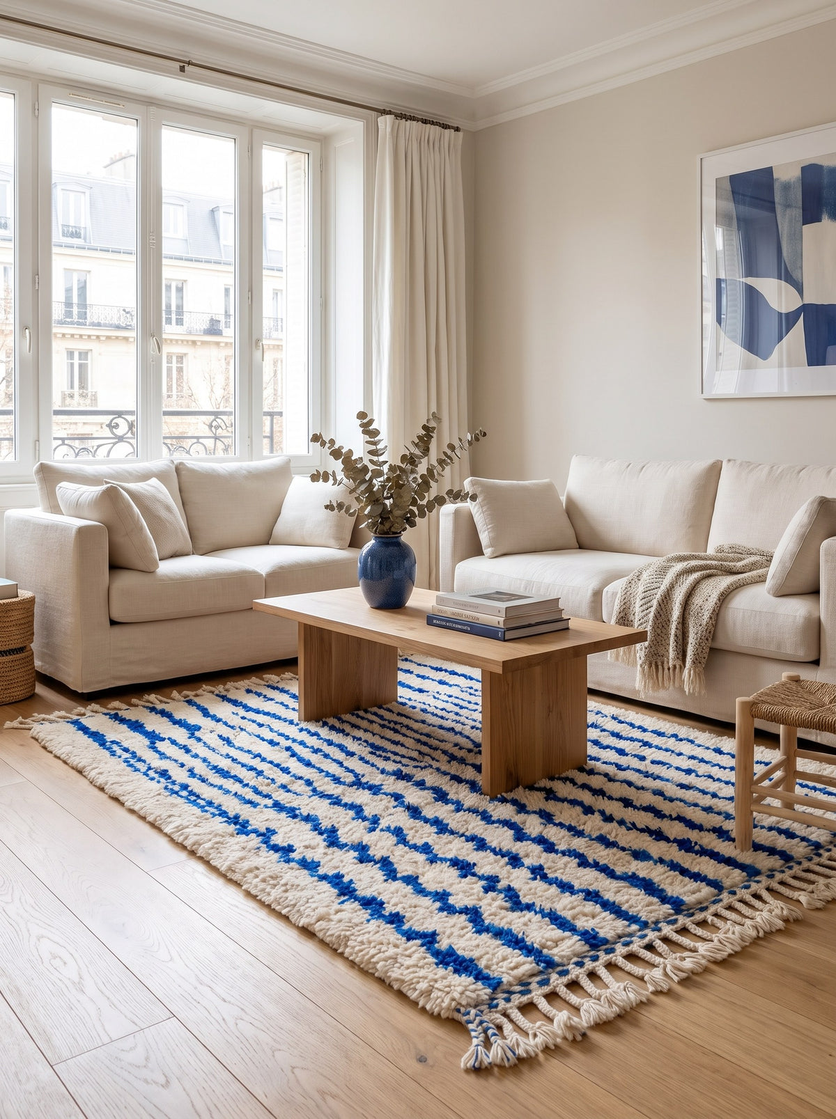 Tapis berbère à rayures blanc et bleu Ageffur dans un salon, noué main au Maroc