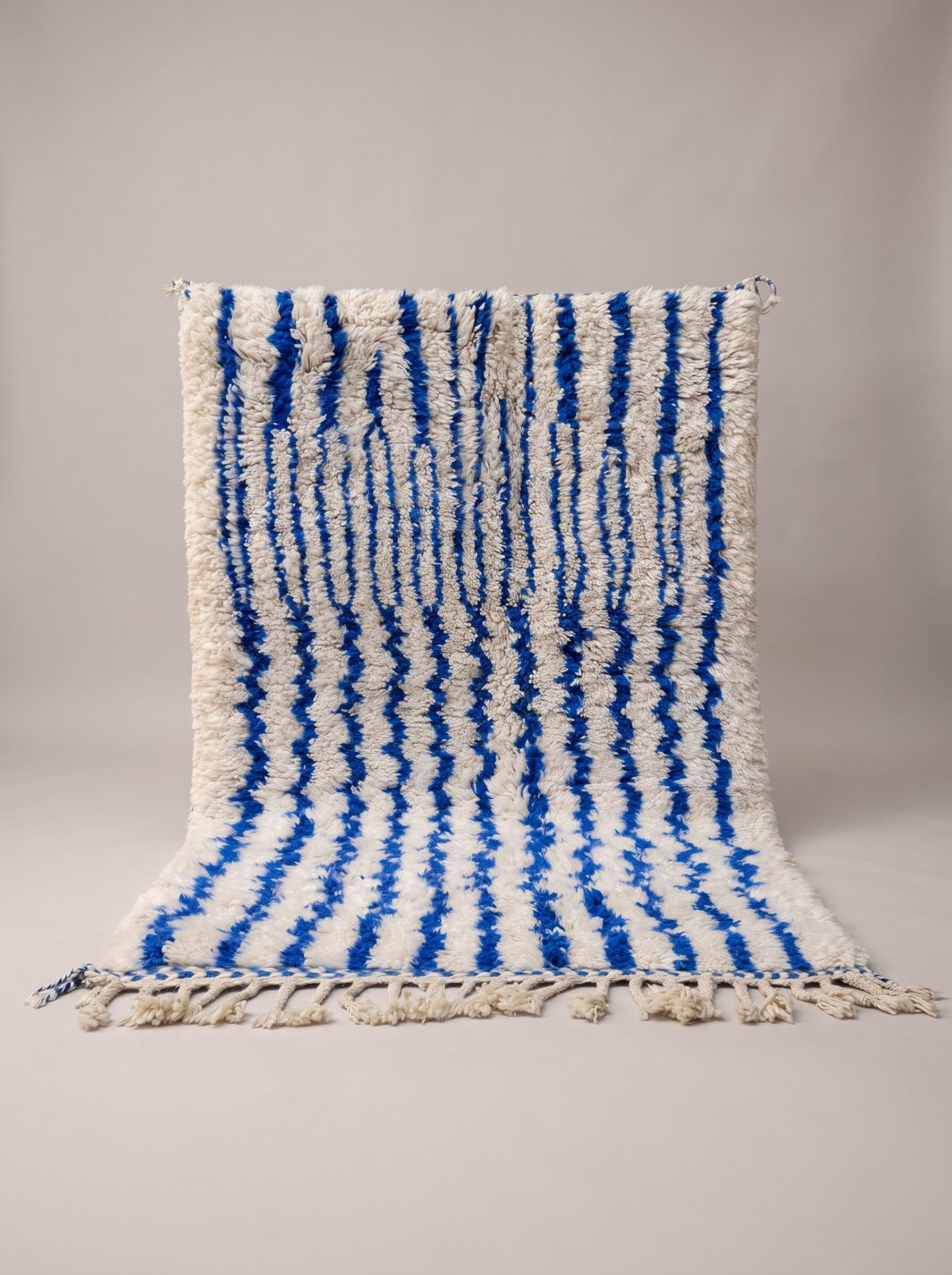 Tapis berbère à rayures blanc et bleu Ageffur suspendu, pièce unique nouée main au Maroc