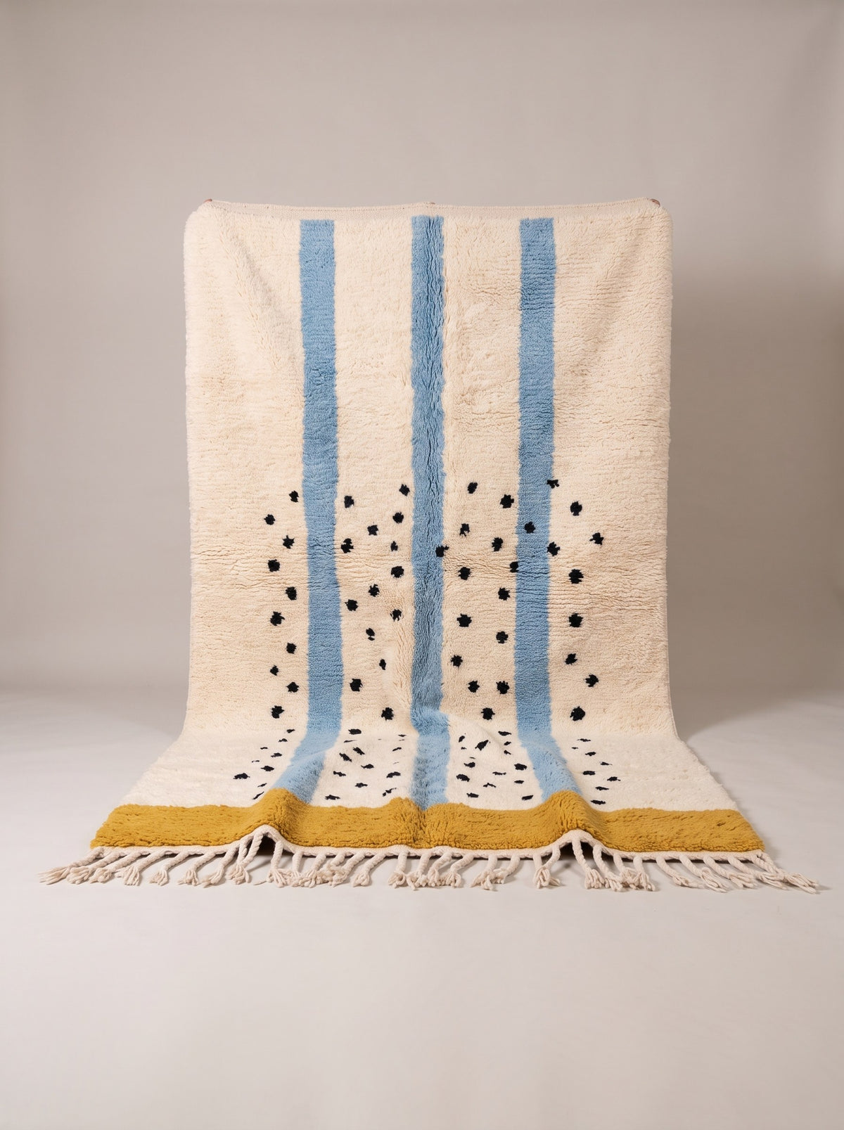 Tapis berbère à rayures blanc et bleu ciel Tadmil suspendu, pièce unique nouée main au Maroc