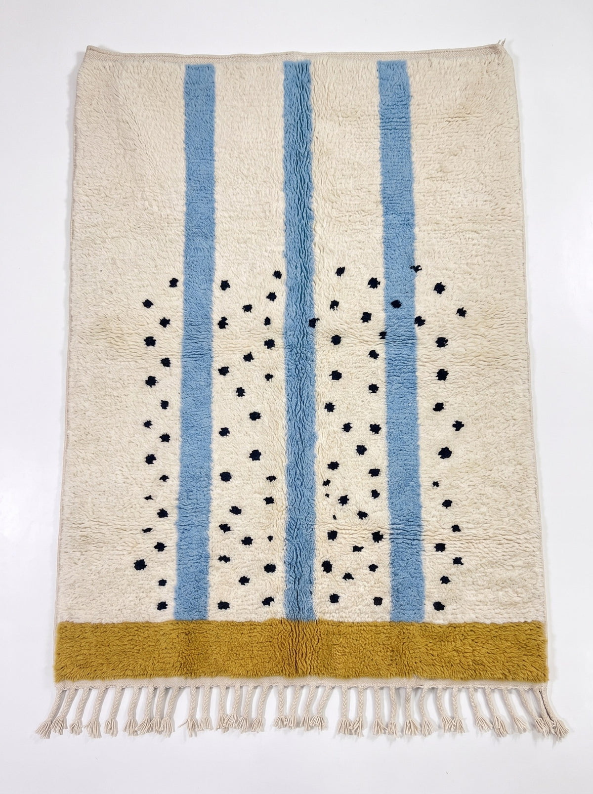 Tapis berbère à rayures blanc et bleu ciel Tadmil vu à plat, champ à poil long, fond ivoire