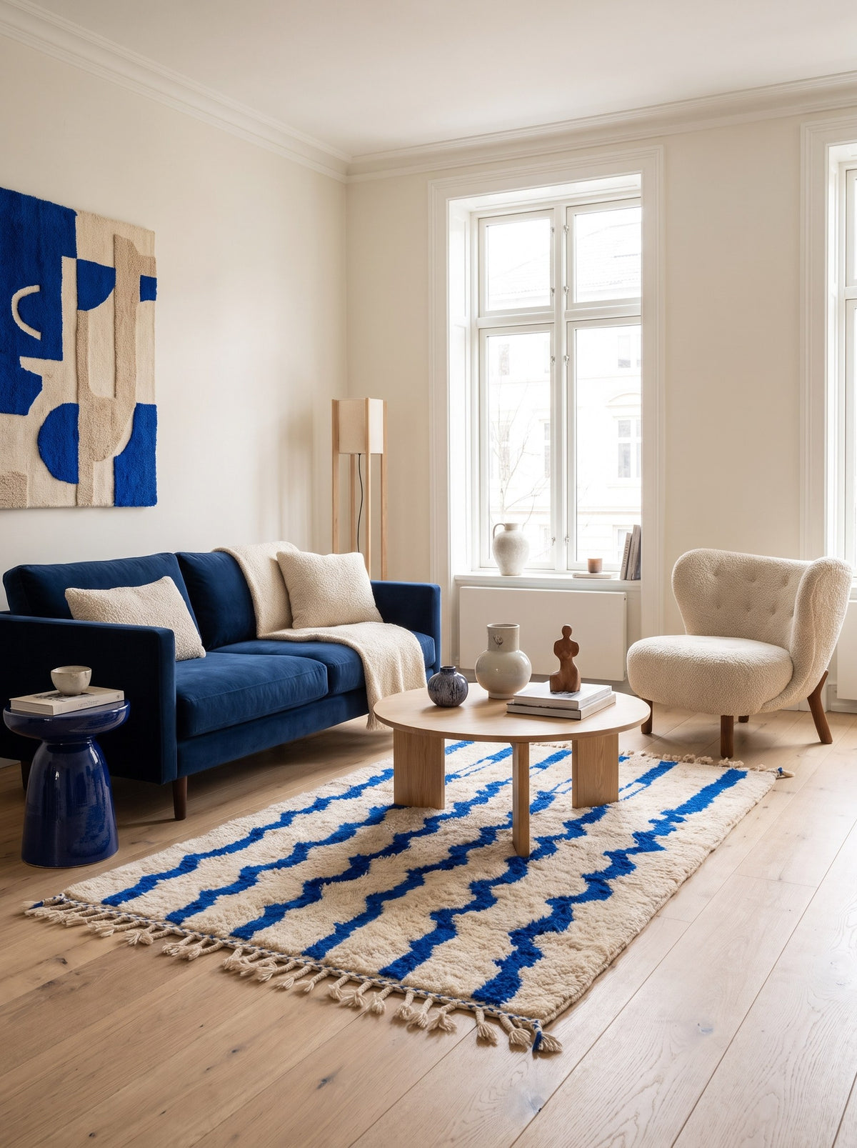 Tapis berbère à rayures blanc et bleu Tigrigra dans un salon, noué main au Maroc