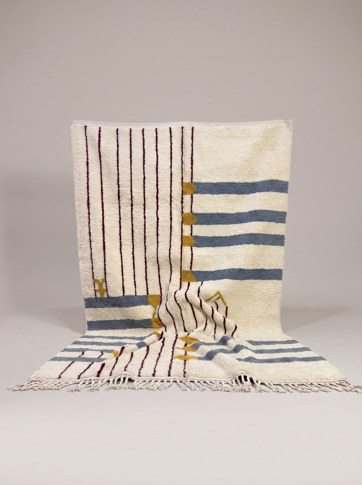 Tapis berbère à rayures blanc et gris Adlis suspendu, pièce unique nouée main au Maroc
