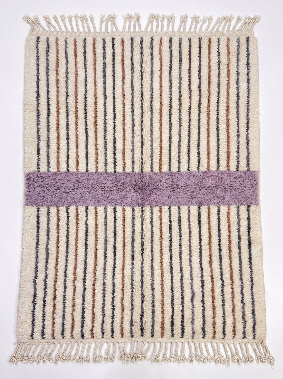 Tapis berbère à rayures blanc et lavande Tinzar vu à plat, champ à poil moyen dense, fond ivoire couvert d'une vingtaine