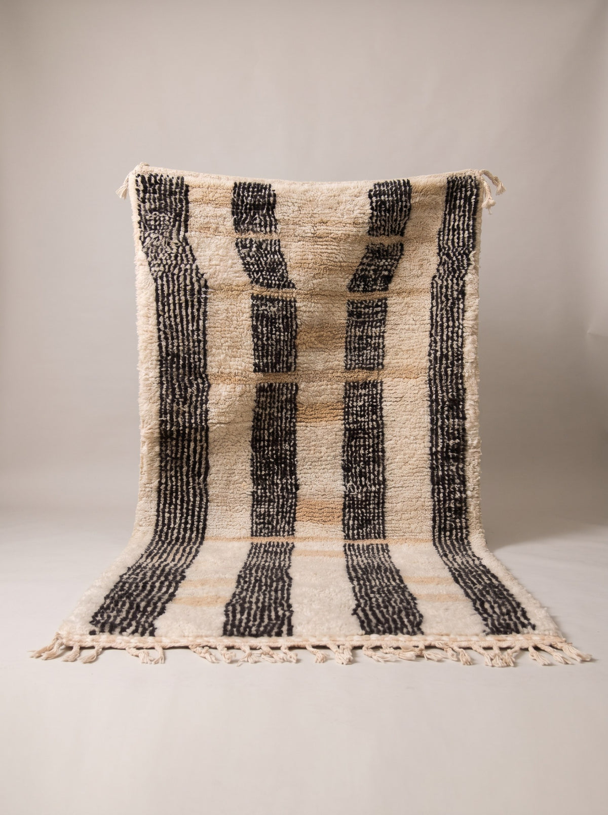 Tapis berbère à rayures blanc et noir Ighed suspendu, pièce unique nouée main au Maroc