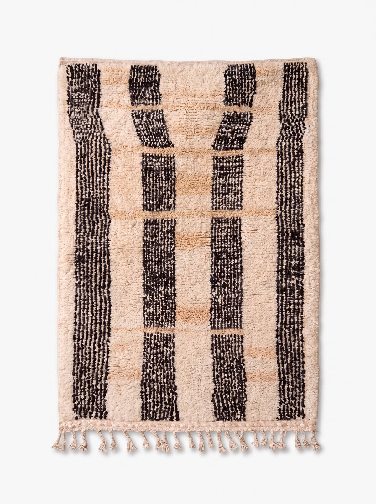 Tapis berbère à rayures blanc et noir Ighed vu à plat, fond écru à poil moyen, quatre larges bandes verticales mouchetées