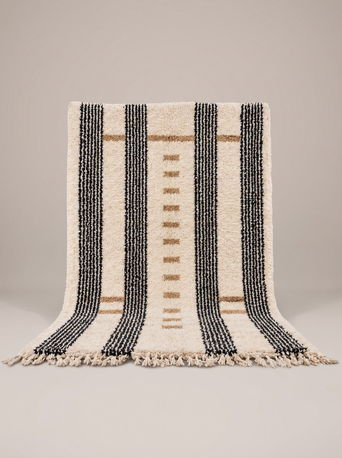Tapis berbère à rayures blanc et noir Tarzimt suspendu, pièce unique nouée main au Maroc
