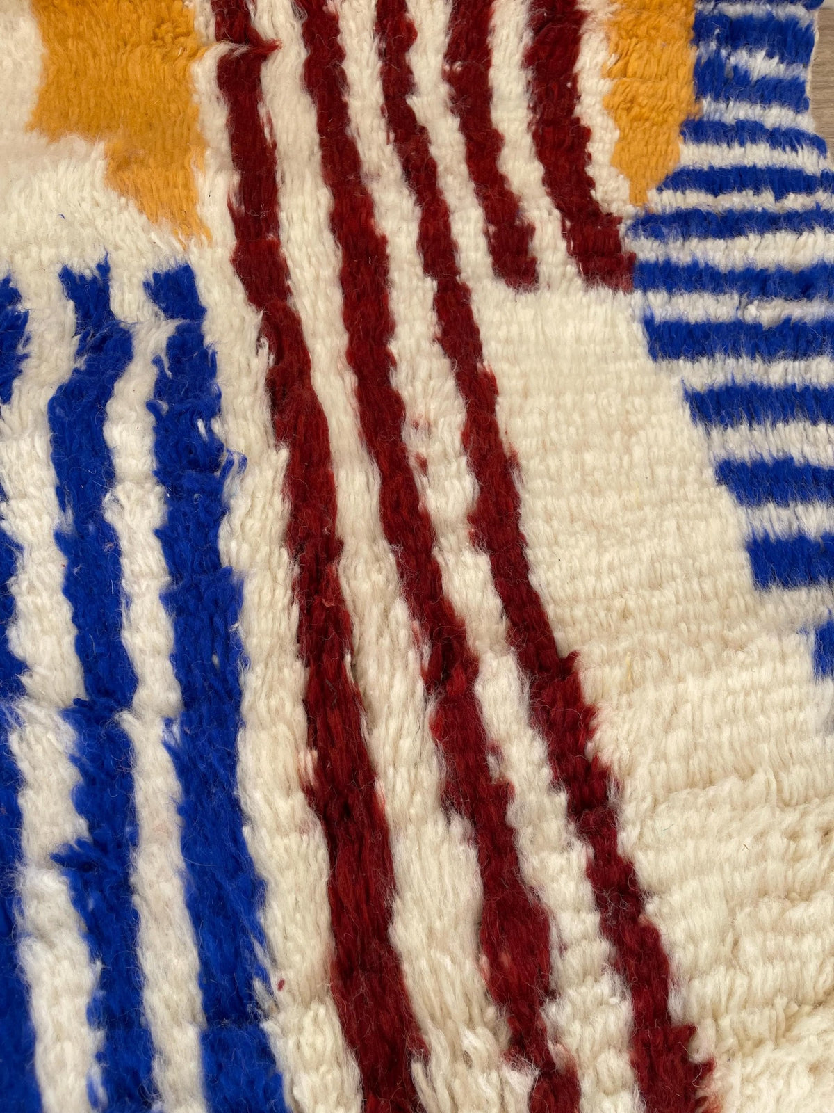 Close-up of the wool of the Zilmar Berber rug, tight knots and the pattern outline up close