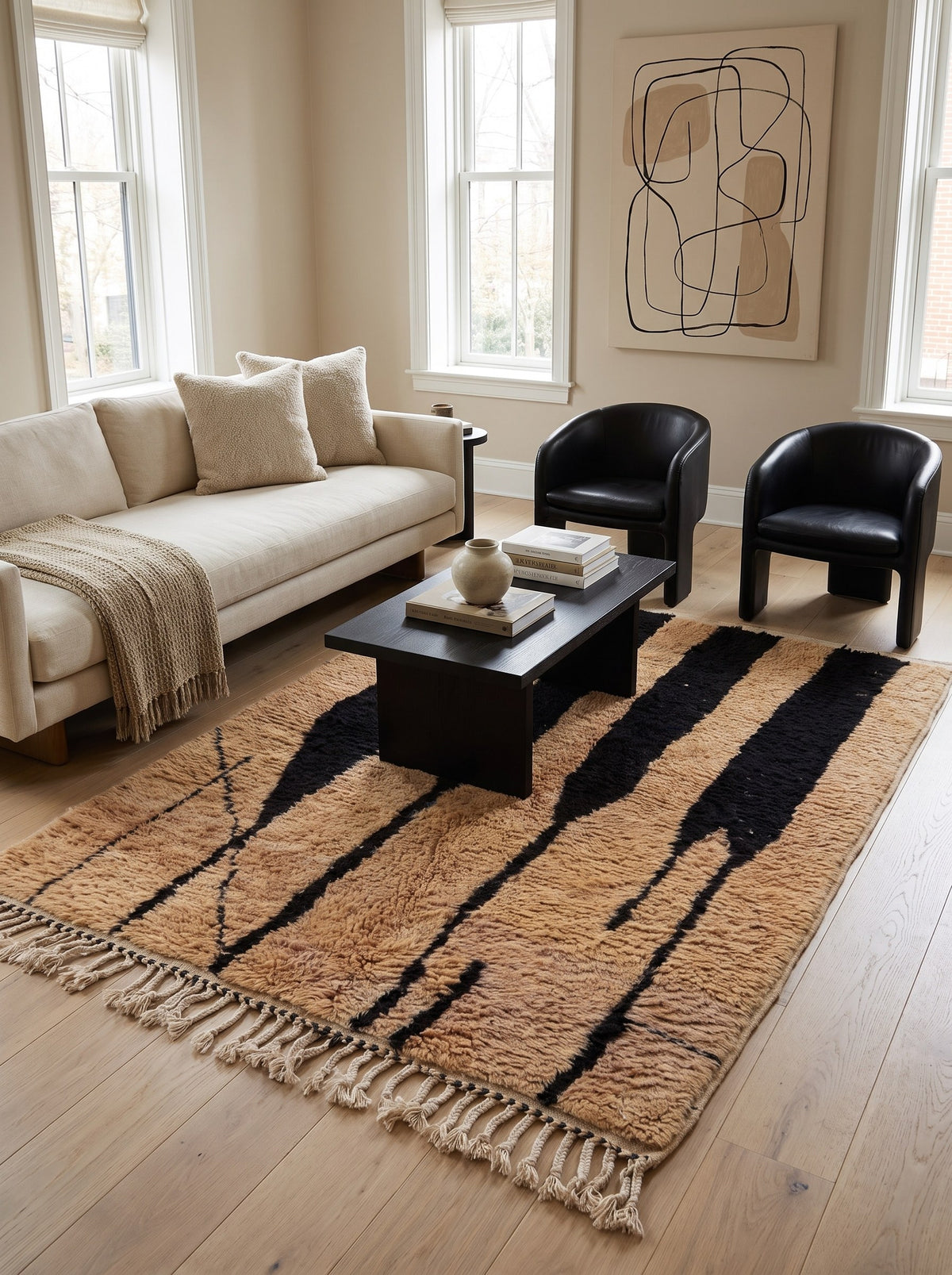 Tapis berbère à rayures camel et noir Tazroun dans un autre salon, noué main au Maroc