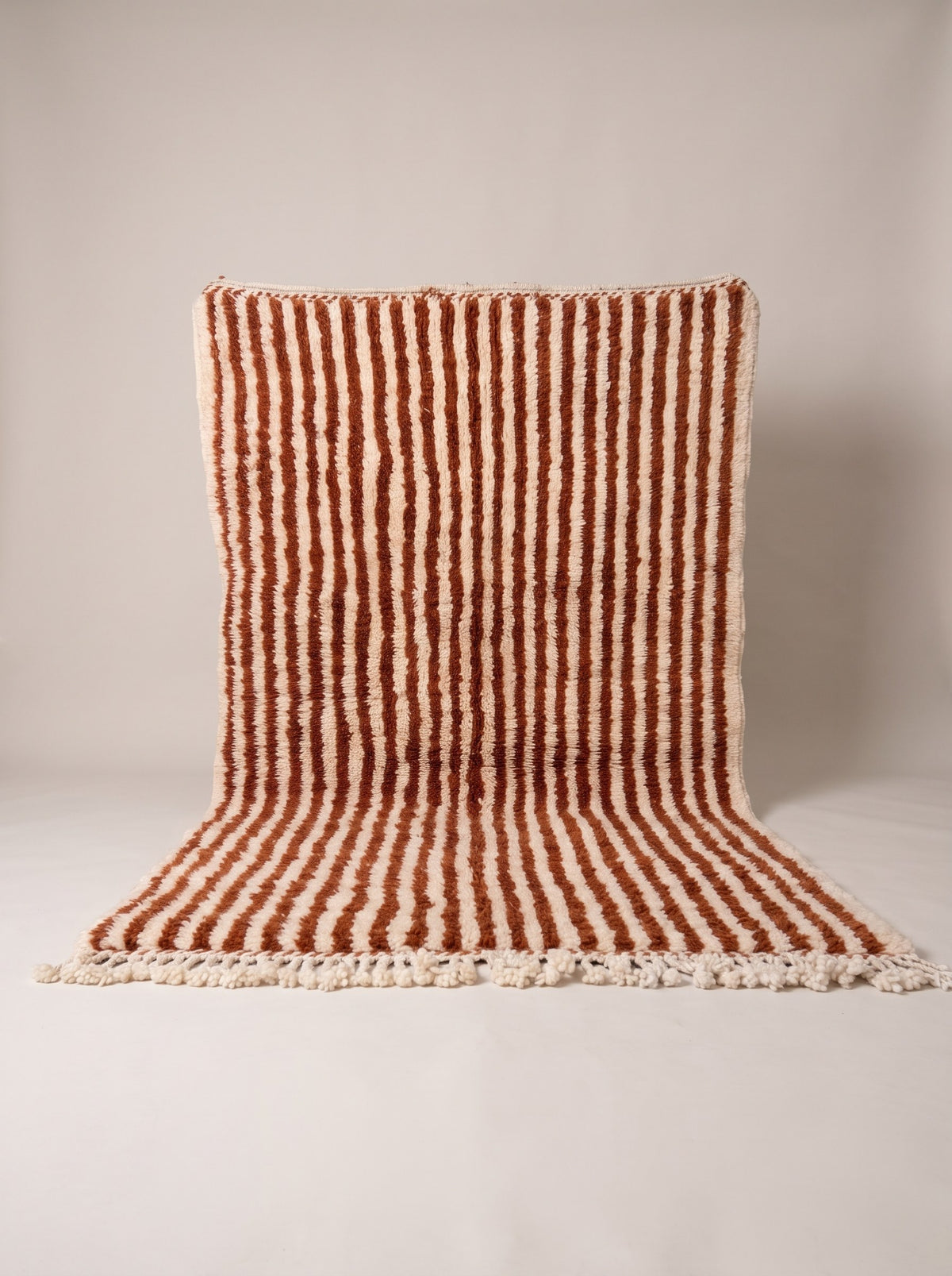 Tapis berbère à rayures cognac et blanc Daoura suspendu, pièce unique nouée main au Maroc