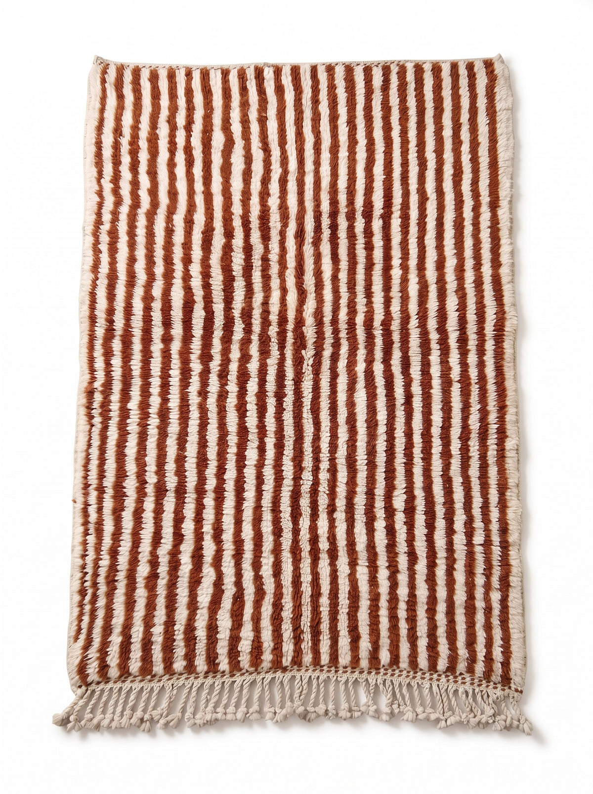 Tapis berbère à rayures cognac et blanc Daoura vu à plat, environ trente fines rayures verticales cognac alternées