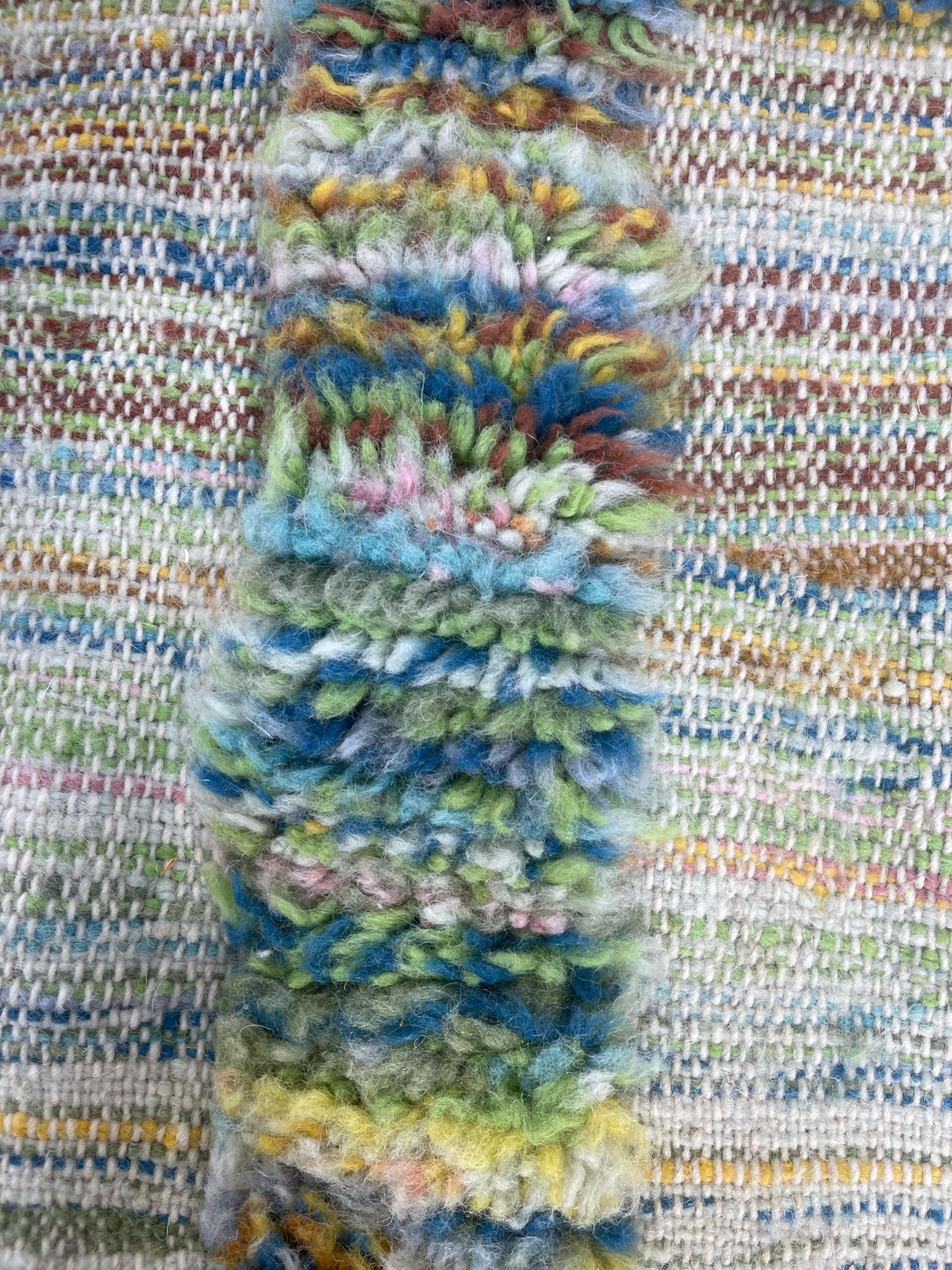 Gros plan sur la laine du tapis berbère Tissa, laine de mouton au poil moyen, multicolore
