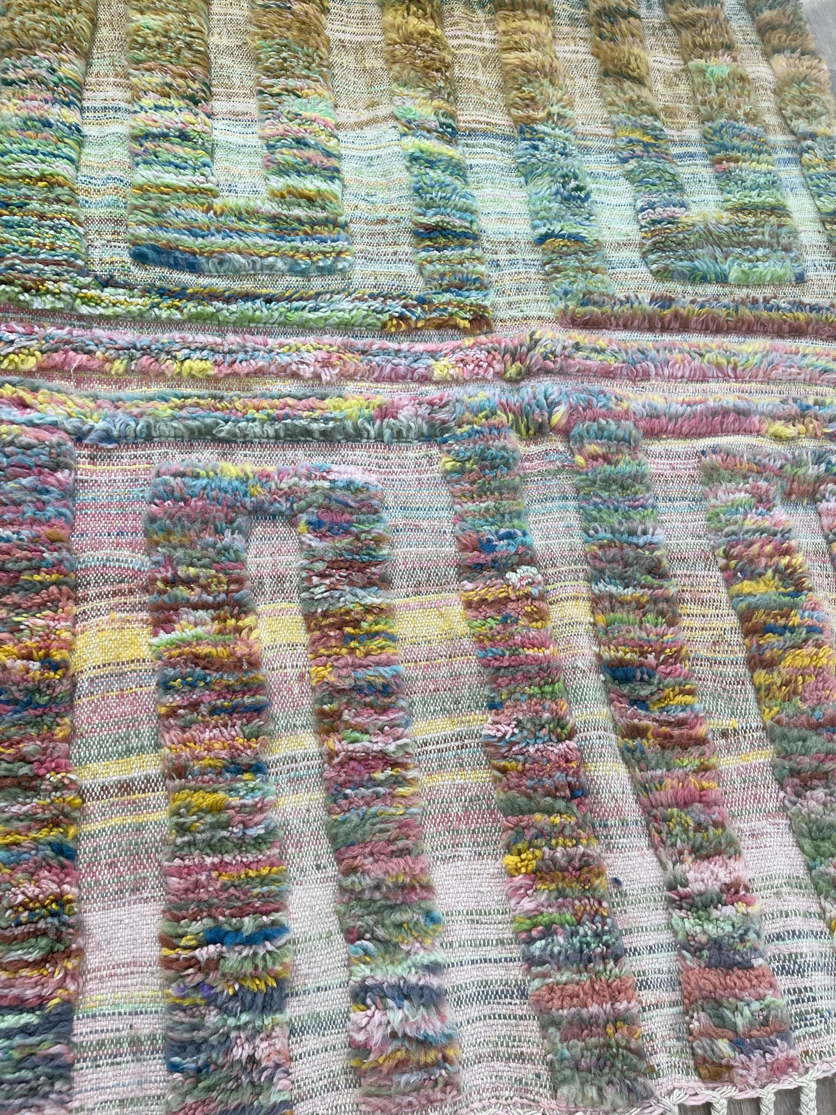 Gros plan sur un détail du tapis berbère Tissa, tracé irrégulier du motif fait main