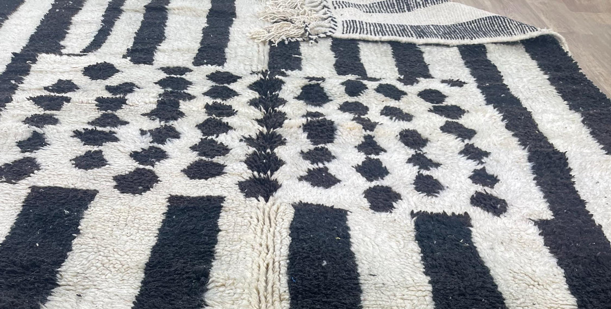 Gros plan sur un détail du tapis berbère Igherm, tracé irrégulier du motif fait main
