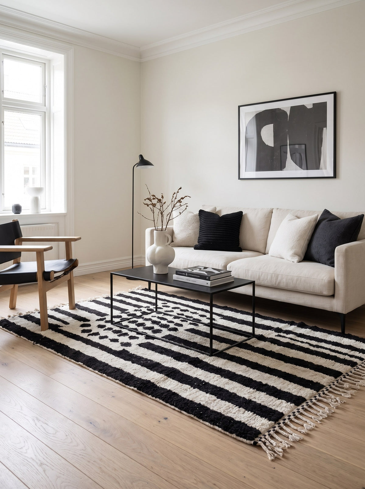 Tapis berbère à rayures noir et blanc Igherm dans un salon, noué main au Maroc