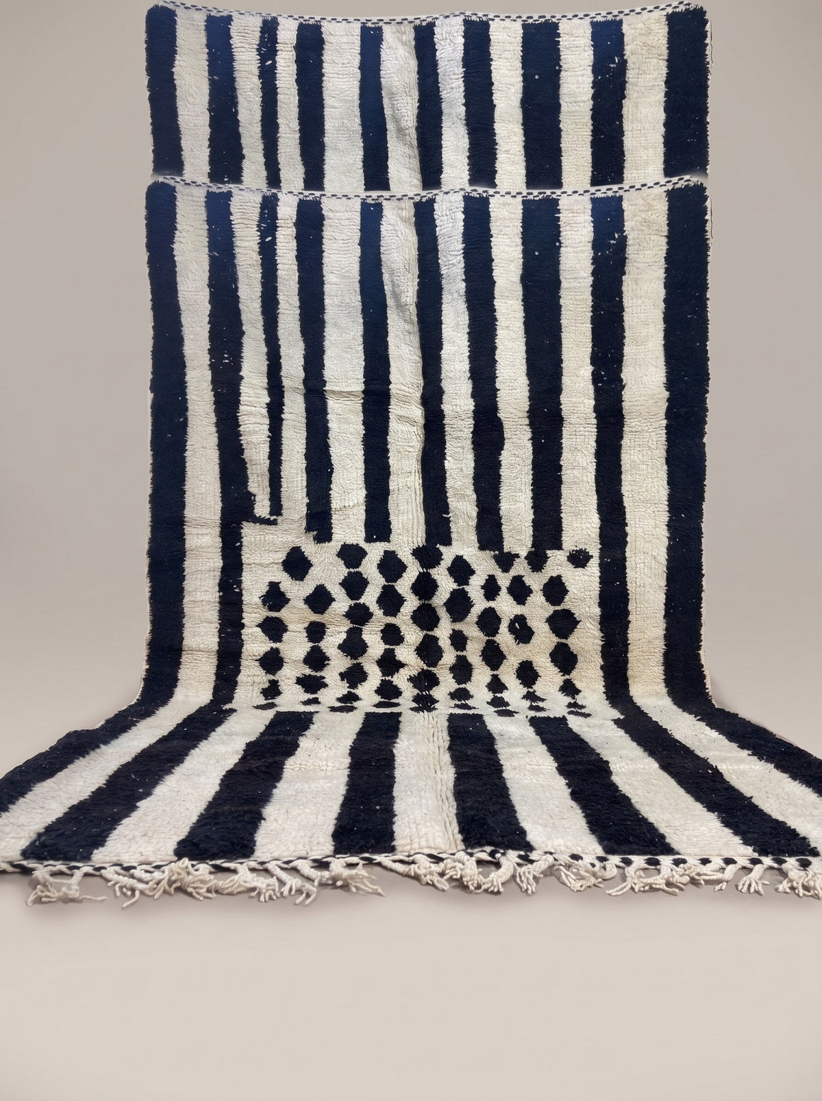 Tapis berbère à rayures noir et blanc Igherm suspendu, pièce unique nouée main au Maroc
