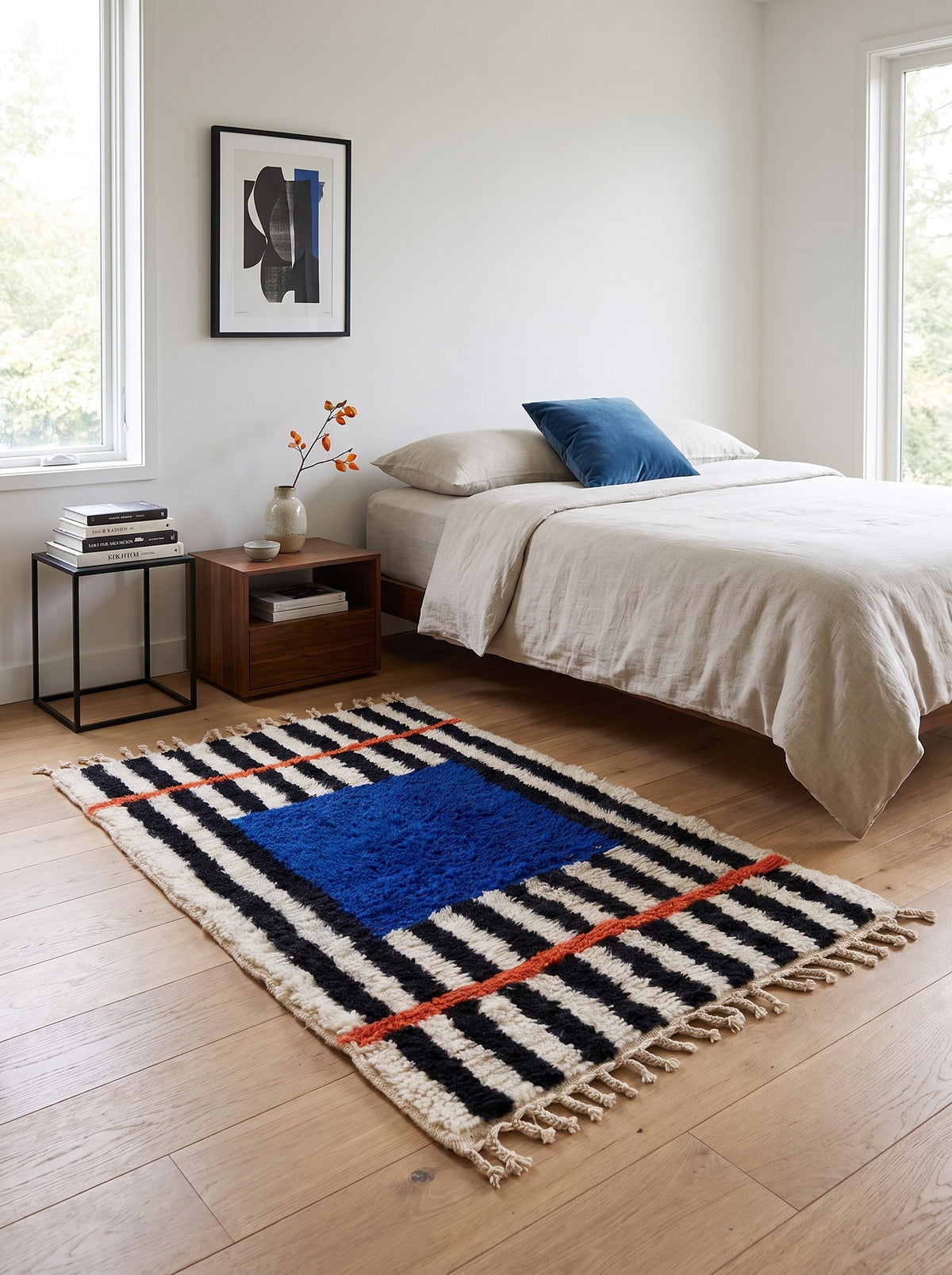 Tapis berbère à rayures noir et bleu Badis dans une chambre, noué main au Maroc